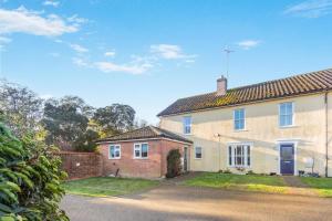 un’immagine di una casa con vialetto di 1 Pump Cottages a Theberton