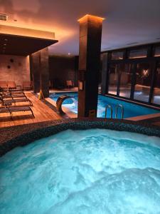 een groot zwembad in een hotel met stoelen bij Safran 604 in Zlatibor