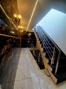eine Treppe in einem Gebäude mit einem Treppenhaus in der Unterkunft Hotel A regency in Ludhiana + 1 Foto