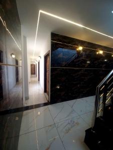 einen Flur eines Gebäudes mit einem Gemälde an der Wand in der Unterkunft Hotel A regency in Ludhiana