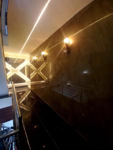 ein Gebäude mit Lichtern an der Seite eines Gebäudes in der Unterkunft Hotel A regency in Ludhiana