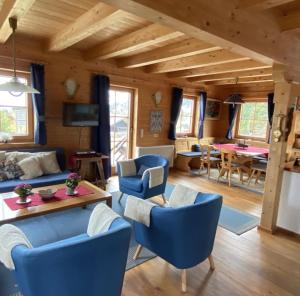 Телевизор и/или развлекательный центр в Falkertsee, Chalet PANORAMA Pistenlage-und am See bis 11 Personen