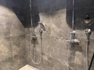 una doccia in un bagno con una porta in vetro di Villa Siltasaari a Sotkamo Altre 6 foto