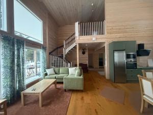 un soggiorno con un divano e un tavolo di Villa Siltasaari a Sotkamo