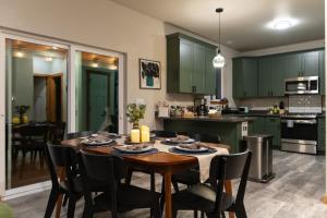 een keuken en eetkamer met een tafel en stoelen bij Rainier Spa Cabin 7 Minutes to Park in Ashford
