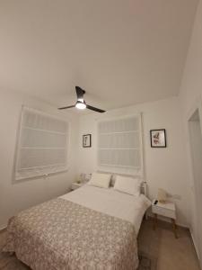 Ένα ή περισσότερα κρεβάτια σε δωμάτιο στο K Home כרמי גת