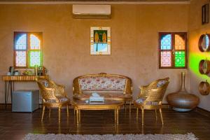 Istumisnurk majutusasutuses Agafay Yes We Camp Restaurant & Spa