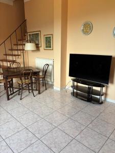 Una televisión o centro de entretenimiento en Casa Bella Vista