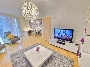 Μια τηλεόραση ή/και κέντρο ψυχαγωγίας στο Modern City 1BR w balcony&private parking