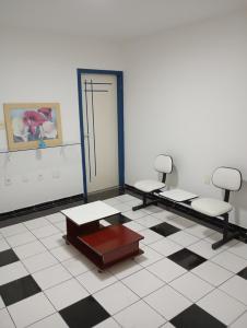 ein Wartezimmer mit zwei Stühlen und einem Tisch in der Unterkunft Hospedagem próxima ao centro apto simples in Feira de Santana