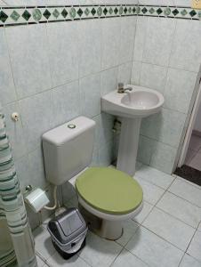 ein Badezimmer mit Toilette und Waschbecken in der Unterkunft Hospedagem próxima ao centro apto simples in Feira de Santana