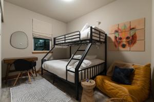 アシュフォードにあるChic Mt Rainier Escape Hot Tub Sauna Firepitの二段ベッドとソファのある寝室