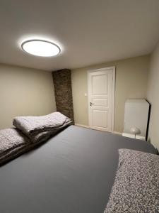 Кровать или кровати в номере Aurora Bliss - Luxury Waterfront Apartment near Bergen with Sauna & Jacuzzi