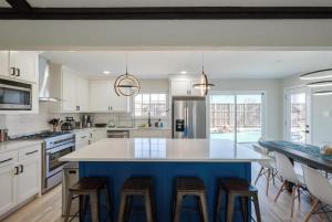 Nhà bếp/bếp nhỏ tại Perfect Getaway Home w Pool Jacuzzi Cinema Room