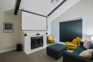 Khu vực ghế ngồi tại Perfect Getaway Home w Pool Jacuzzi Cinema Room