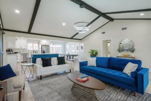 Khu vực ghế ngồi tại Perfect Getaway Home w Pool Jacuzzi Cinema Room