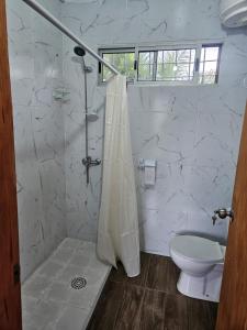 A bathroom at Casa de playa con piscina
