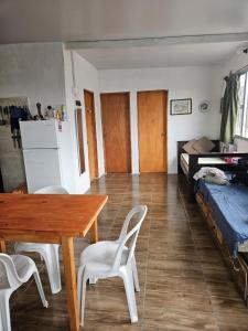 A kitchen or kitchenette at Casa de playa con piscina Még 4 kép