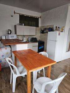 A kitchen or kitchenette at Casa de playa con piscina