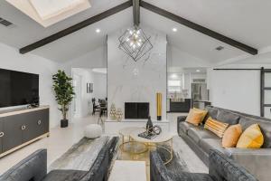 Khu vực ghế ngồi tại Modern and Spacious Dallas Getaway w Private POOL