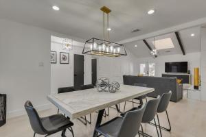 TV/trung tâm giải trí tại Modern and Spacious Dallas Getaway w Private POOL +36 ảnh