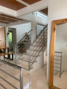 una scala in metallo in una casa con tavolo di Paulas place a Garzón