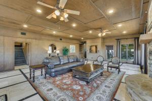 Et opholdsområde på Spacious Ranch Style Home w Cinema Room