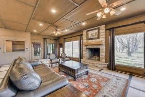 Et opholdsområde på Spacious Ranch Style Home w Cinema Room + 46 billeder