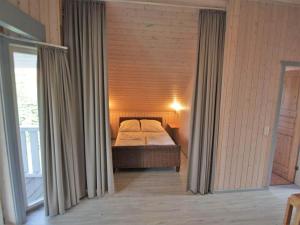 En eller flere senge i et værelse på Ferienhaus im skandinavischen Stil