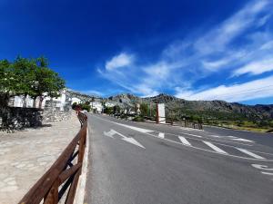 una carretera vacía con una valla al costado de la carretera en Petit Nazari, en Benaocaz