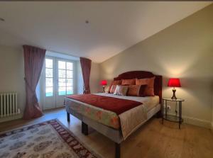 Un pat sau paturi într-o cameră la Chambres d'hôtes à la ferme Chant'alouette