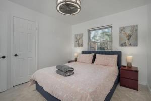 En eller flere senge i et værelse på 5BD-3BA in the Heart of Dallas wit Pool & Hot Tub