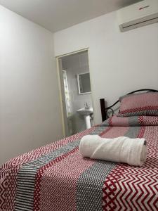 Giường trong phòng chung tại loft