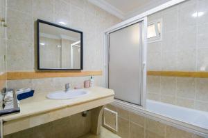 Ένα μπάνιο στο Spacious 3BR - Parking - Central - 4 min Stadium +38 φωτογραφίες