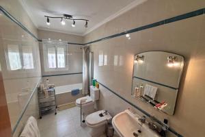 Ένα μπάνιο στο Beachfront Villa with Sunset View !