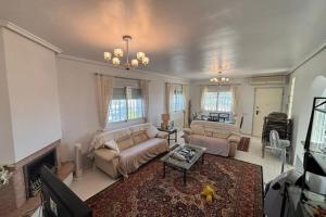 Χώρος καθιστικού στο Beachfront Villa with Sunset View !