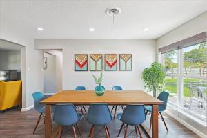 Φωτογραφία από το άλμπουμ του Peaceful and Relaxing Getaway w Beautiful Pool σε Richardson