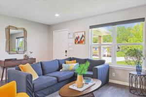 Χώρος καθιστικού στο Peaceful and Relaxing Getaway w Beautiful Pool