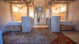 een kamer met 4 bedden in een kamer met een tapijt bij Casa Boutique Los Molles in Villa Las Rosas +5 foto's