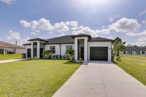 Lysias Resort في ليهاي أكريس: منزل أبيض مع مرآب للسيارات