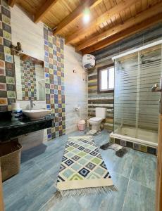 um banheiro com vaso sanitário, pia e chuveiro em wooden house Dahab em Dahab