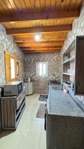 uma grande cozinha com um fogão e uma bancada em wooden house Dahab em Dahab