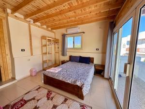 um quarto com uma cama e uma janela grande em wooden house Dahab em Dahab
