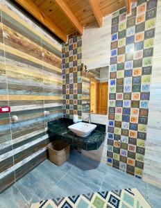 uma casa de banho com uma banheira e um lavatório num quarto em wooden house Dahab em Dahab mais 11 fotografias