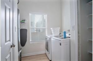 Køkken eller tekøkken på 5BR3BA Minutes from the Action with Skyline Views + 42 billeder