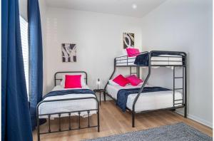 En eller flere senge i et værelse på 5BR3BA Minutes from the Action with Skyline Views