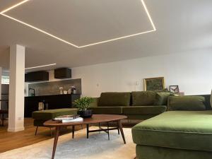 卡塞勒Cabinet de rêveries的客厅里有一张沙发和一张桌子。