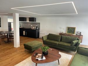 卡塞勒Cabinet de rêveries的客厅里有一张沙发和一张桌子。