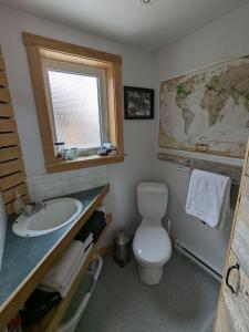 Yukon Sweet Spot Bed and Bakery في وايتهورس: حمام مع مرحاض ومغسلة وخريطة