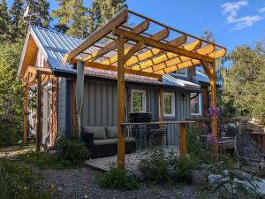 a pergola over a patio of a house at Yukon Sweet Spot Bed and Bakery in Whitehorse